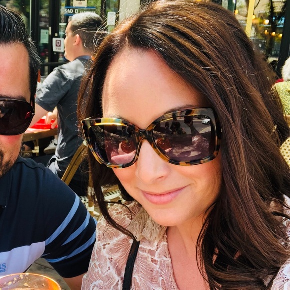 Meet your Posher, Jennifer - Picture 1 of 2